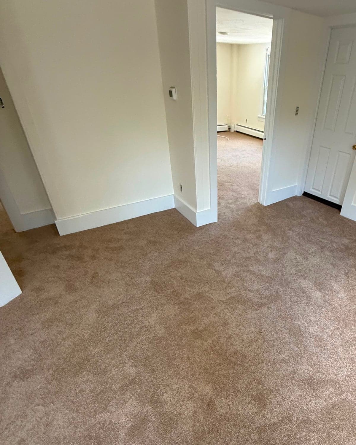 Mohawk Treasure Valley Honey Butter carpet in an East Hampton living room and adjoining bedroom