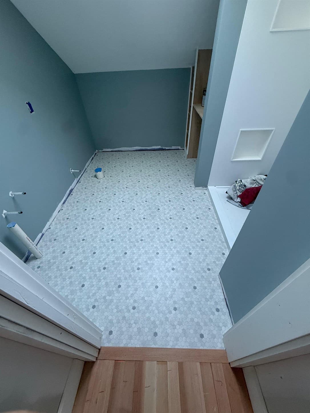 Mannington Penny Lane Quartzite Granite-Gold sheet vinyl installed seamlessly in a Windsor primary bathroom